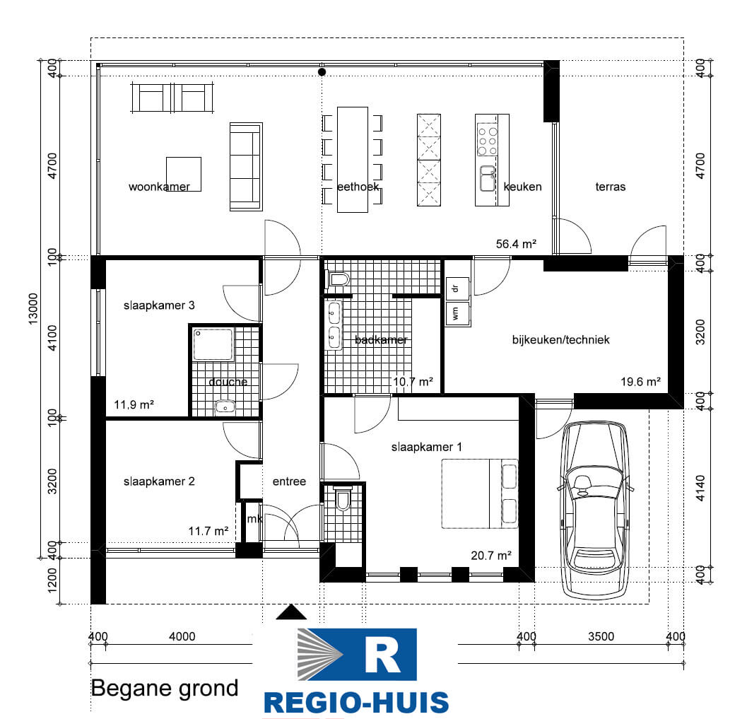 Plattegrond van de begane grond van bungalow B107 van Regio-Huis. De indeling omvat een ruime woonkamer, een open keuken, comfortabele slaapkamers en een badkamer, ontworpen voor energiezuinig en levensloopbestendig wonen.