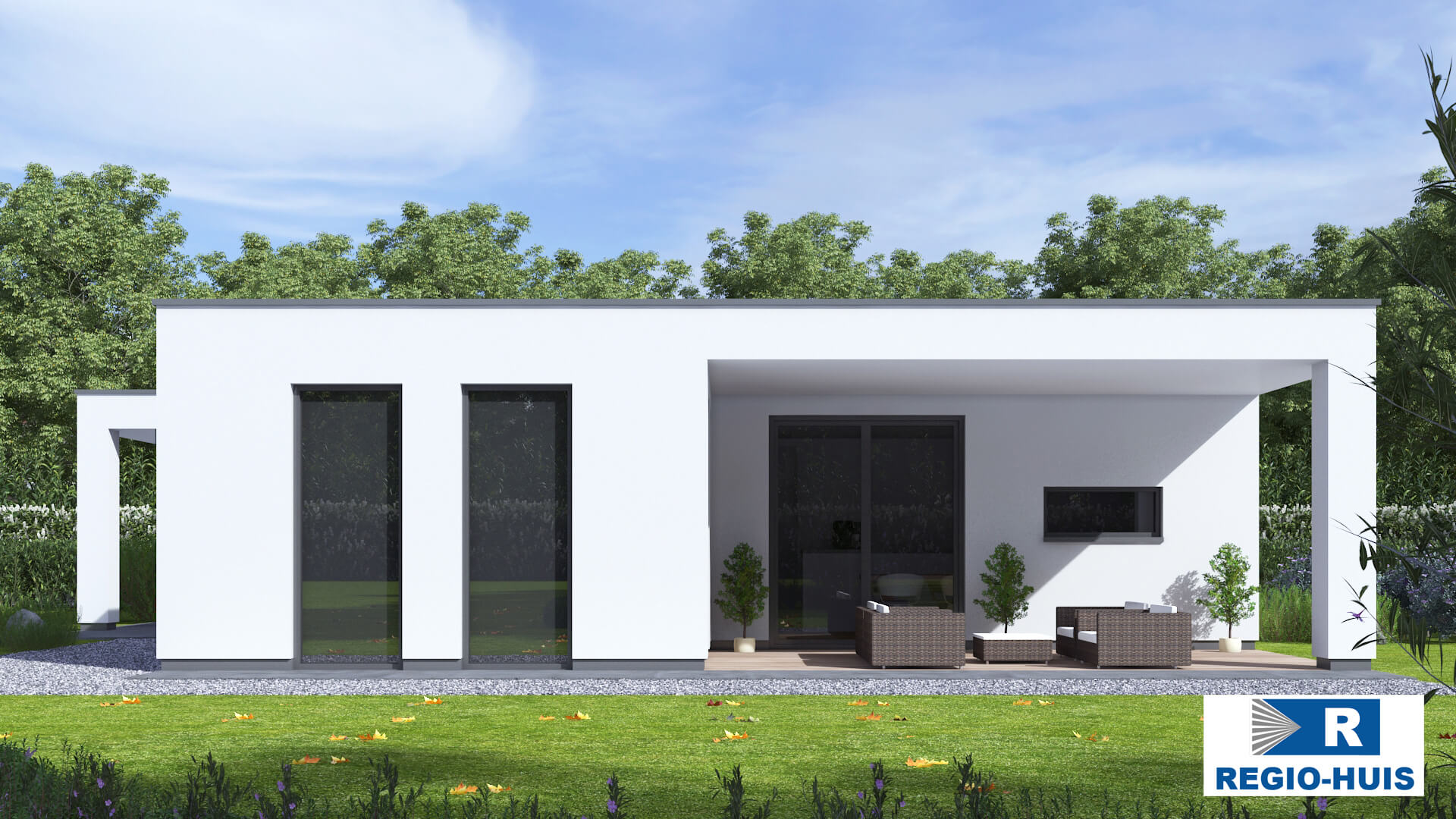 Exterieur van levensloopbestendige bungalow B166 van Regio-Huis, ontworpen met staalframebouw voor energie-efficiëntie en stilte. De woning heeft een modern uiterlijk met grote ramen, een plat dak en een praktische, toegankelijke indeling, ideaal voor comfortabel wonen op één niveau. 06