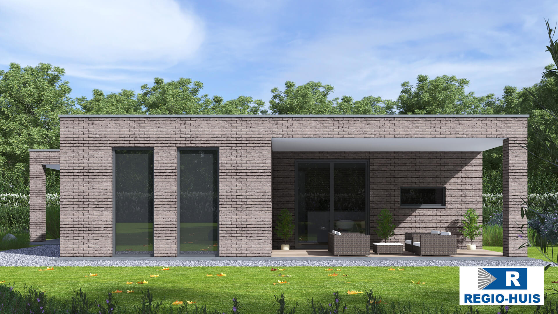 Exterieur van levensloopbestendige bungalow B166 van Regio-Huis, ontworpen met staalframebouw voor energie-efficiëntie en stilte. De woning heeft een modern uiterlijk met grote ramen, een plat dak en een praktische, toegankelijke indeling, ideaal voor comfortabel wonen op één niveau. 05